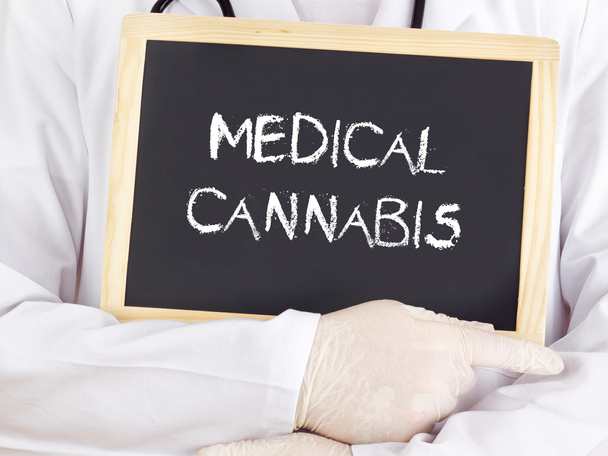 El médico muestra información sobre pizarra: cannabis medicinal
 - Foto, Imagen