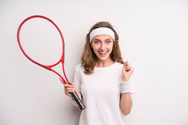 νεαρή κοπέλα που εξασκείται στο τένις. αθλητική έννοια - Φωτογραφία, εικόνα