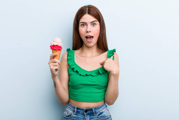 young adult pretty woman ice cream and summer concept - Foto, afbeelding