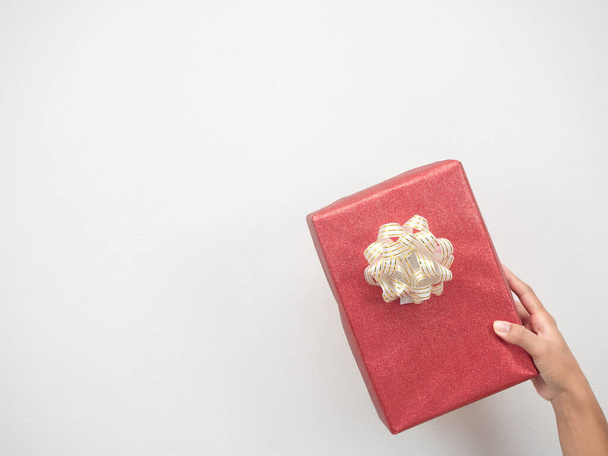 Mujer mano sosteniendo caja de regalo roja en el espacio de copia de fondo blanco - Foto, Imagen