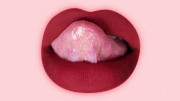 Μια γυναίκα γλείφει τα κόκκινα χείλη της με τη γλώσσα της  - Πλάνα, βίντεο