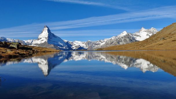 Matterhorn en Weisshorn mirroring in lake Stellisee - Foto, afbeelding