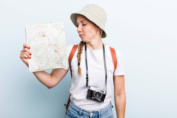 young adult blonde woman. tourist with a map concept - Zdjęcie, obraz