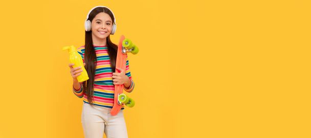 skateboarding. happy child in headphones with penny board. teen girl listen music. Casual teen child horizontal poster. Banner header, copy space - Foto, Imagem