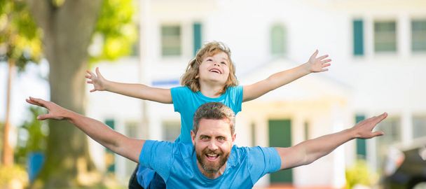 Banner of father and son in summer park outdoor. parent relax with small child boy on grass. dad with kid on summer day. parenting. - Foto, Imagen