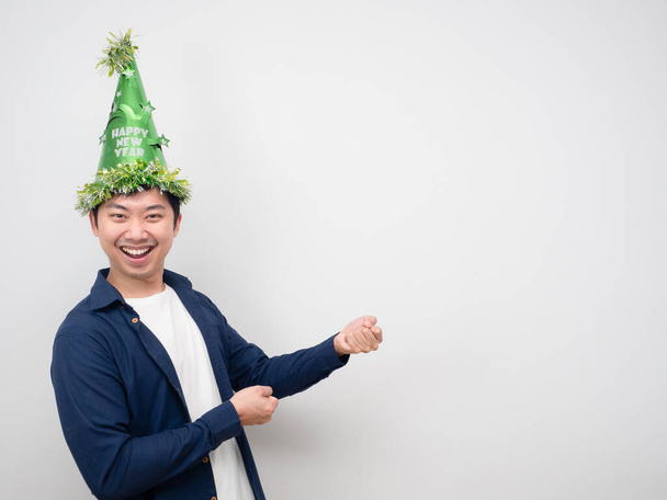 Азіат у зеленому капелюсі з веселим жестом тягне мотузку копіювальний простір - Фото, зображення