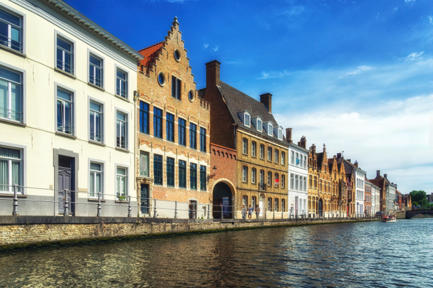 Пейзаж с водным каналом в Брюгге, Венеция Севера, городской пейзаж Фландрии, Бельгия - Фото, изображение