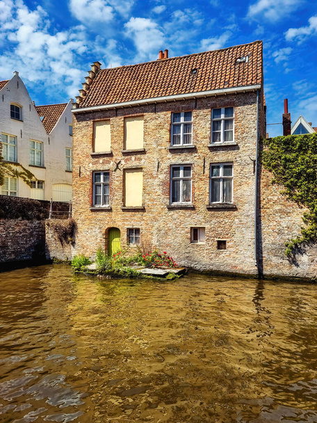 The facade of a traditional canal-side home in Brugge, Belgium. - Foto, afbeelding