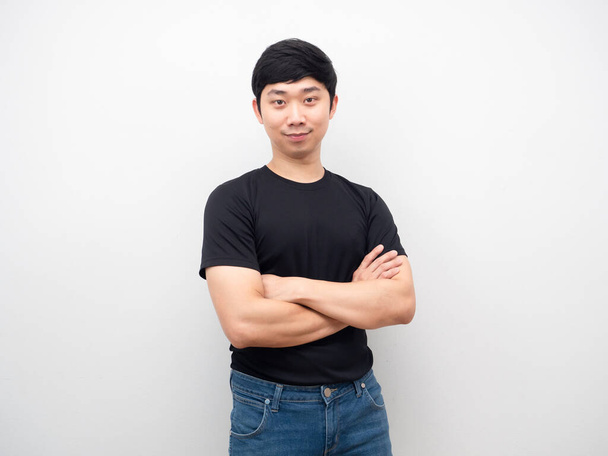 Asiatique homme chemise noire et jeans croix bras avec sourire portrait - Photo, image