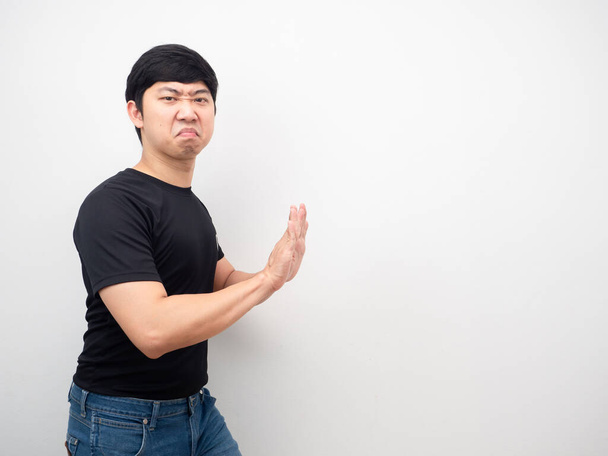 Άνδρας μαύρο πουκάμισο χειρονομία ώθηση χέρι αντίγραφο χώρο - Φωτογραφία, εικόνα