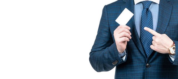 Takım elbiseli bir adam boş bir bankayı işaret ediyor ya da fotokopi alanı için kartvizit, reklam. Yatay poster tasarımı. Web başlığı, boşluğu kopyala - Fotoğraf, Görsel