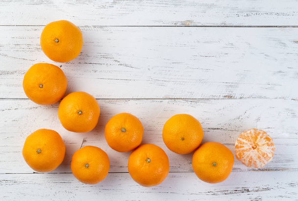 Tangerines aux fruits coupés sur table en bois avec espace de copie. - Photo, image