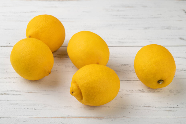 Een groep siciliaanse citroenen boven houten tafel. - Foto, afbeelding