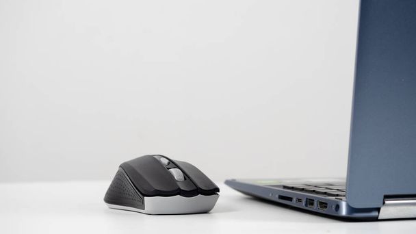 Ноутбук мыши крупным планом на столе скопировать пространство белого фона - Фото, изображение