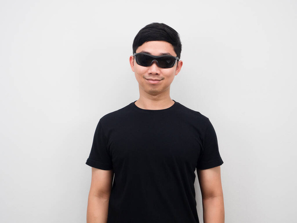 Ασιάτης φορώντας γυαλιά ηλίου αναζητούν αυτοπεποίθηση πορτρέτο λευκό φόντο - Φωτογραφία, εικόνα