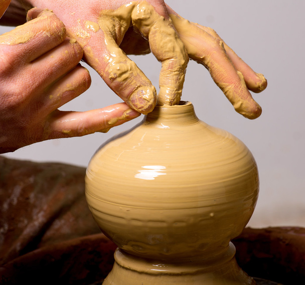 Поттер, создавая глиняную банку
 - Фото, изображение