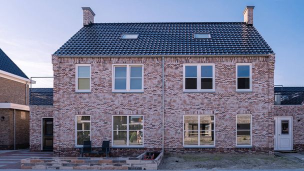 Nizozemská příměstská oblast s moderními rodinnými domy, nově postavenými moderními rodinnými domy v Nizozemsku, holandskými rodinnými domy a bytovými domy. V Nizozemsku, nově vybudovat ulice s moderním domem - Fotografie, Obrázek