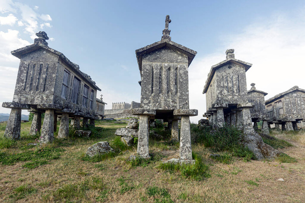 Stare kamienne spichlerze i średniowieczny zamek, Lindoso, na północ od Portugalii. - Zdjęcie, obraz