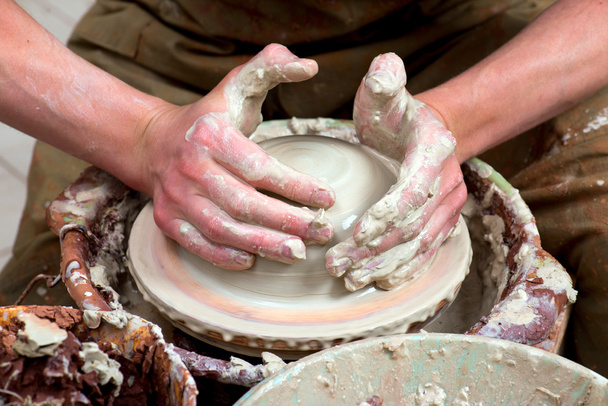 Potter, maken een aarden pot - Foto, afbeelding