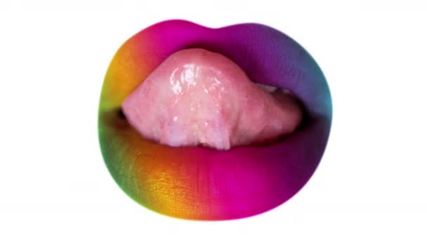 Uma mulher lambendo seu arco-íris pintado lábios com a língua  - Filmagem, Vídeo