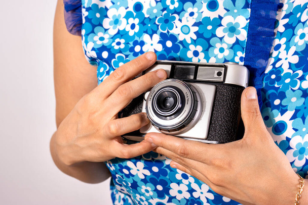 Mladá žena držící retro fotoaparát - Fotografie, Obrázek