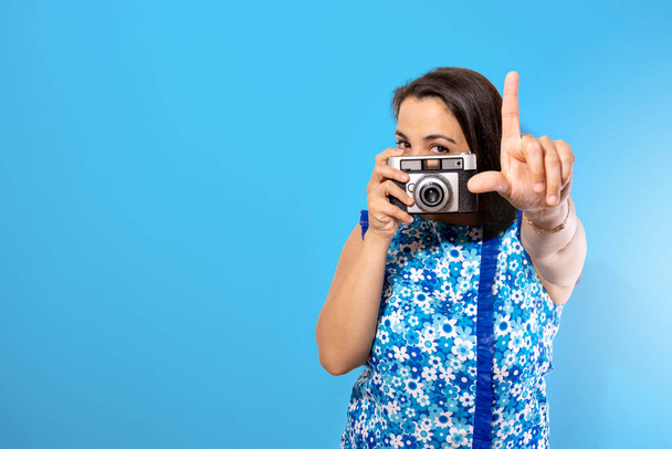 Молода жінка тримає ретро камеру
 - Фото, зображення