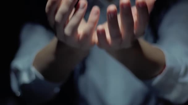 Les mains féminines montrent un hologramme conceptuel rond avec texte Horreur. Femme méconnaissable en blanc cendré sur fond noir avec future technologie holographique - Séquence, vidéo
