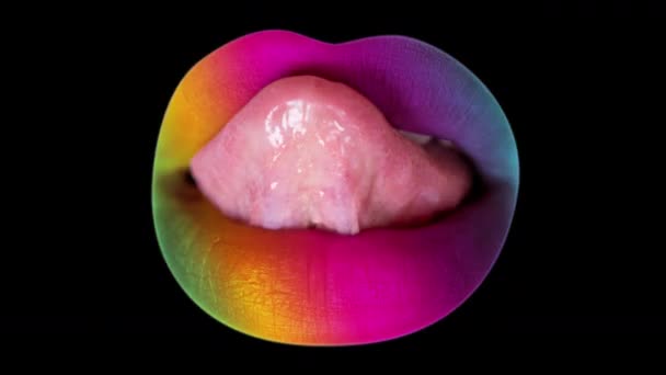 Una donna leccare il suo arcobaleno dipinto labbra con la lingua  - Filmati, video
