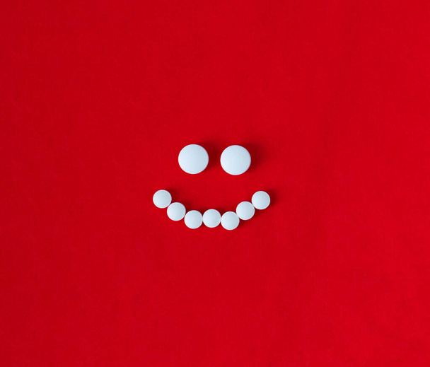 happy face made of white pills - Foto, immagini