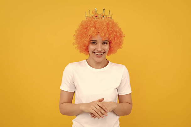 mujer egoísta freaky feliz en peluca de payaso rizado y corona de la reina para la fiesta, felicidad. - Foto, Imagen