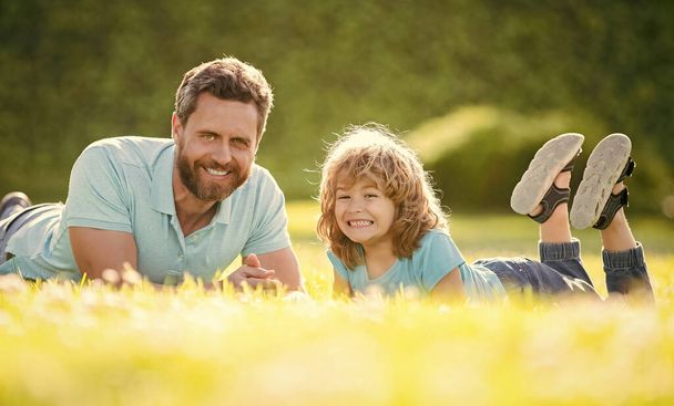 ευτυχισμένη οικογένεια του πατέρα και του γιου του παιδιού χαλαρώστε στο πάρκο καλοκαίρι πράσινο γρασίδι, πατρότητα. - Φωτογραφία, εικόνα