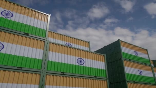 Τα δοχεία με τη σημαία της Ινδίας βρίσκονται στον τερματικό σταθμό εμπορευματοκιβωτίων. Ινδία έννοια των εξαγωγών ή εισαγωγών. - Πλάνα, βίντεο