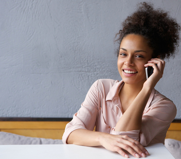 uśmiechnięta młoda kobieta rozmawiająca przez telefon komórkowy - Zdjęcie, obraz