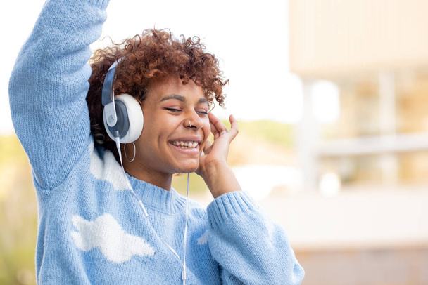 chica afroamericana feliz con auriculares - Foto, imagen