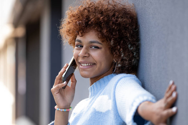Afričanky americká dívka mluví po telefonu na ulici - Fotografie, Obrázek
