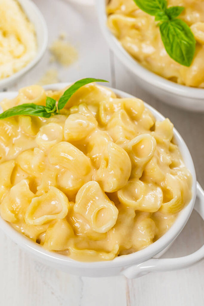 Parmesan Mac and Cheese Macaroni on White Wooden Background. Selective focus. - Foto, Imagen