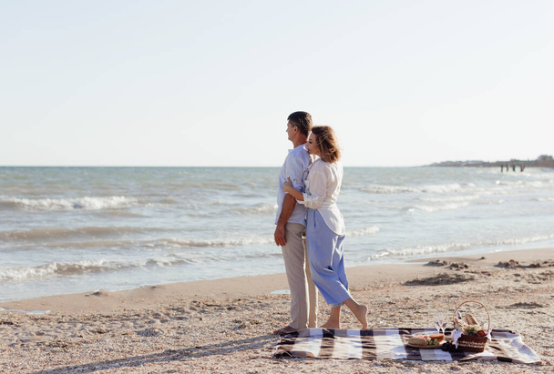 Onnellinen keski-ikäinen pariskunta on meren rannalla. Elämäntapakäsite. Lähikuva valokuva. - Valokuva, kuva