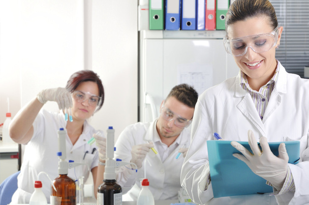 Aantrekkelijke jonge Phd studenten wetenschappers observeren in de labora - Foto, afbeelding