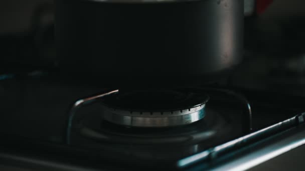Saucepan on a gas stove. Domestic gas consumption. - Materiaali, video