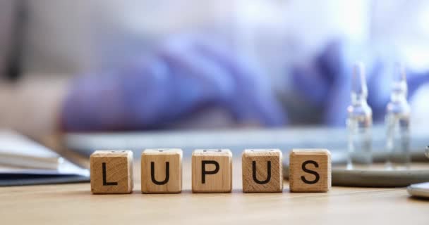 Word lupus on medical table at doctor. Medical concept and treatment of lupus - Imágenes, Vídeo
