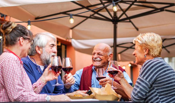 Ryhmä vanhusten syöminen ja juominen ulkona - Valokuva, kuva