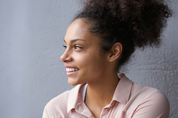 Πορτρέτο μιας όμορφης Αφροαμερικανής γυναίκας χαμογελώντας - Φωτογραφία, εικόνα