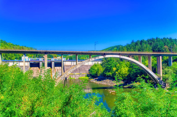 Σιδηροδρομική γέφυρα πάνω από ποτάμι στη Σερβία. - Φωτογραφία, εικόνα