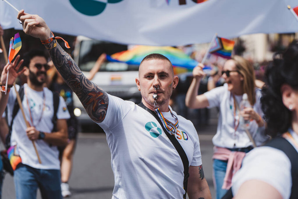 Λονδίνο / Ηνωμένο Βασίλειο - 02 / 07 / 2022: Άνθρωποι με σημαίες και πανό γιορτάζουν το Λονδίνο ΛΟΑΤΚΙ Pride Parade - Φωτογραφία, εικόνα