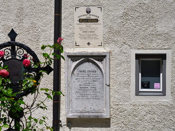 La tombe de Franz Gruber, compositeur de la chanson Silent Night, et la façade de sa maison de musée avec panneaux, Hallein, Autriche - Photo, image