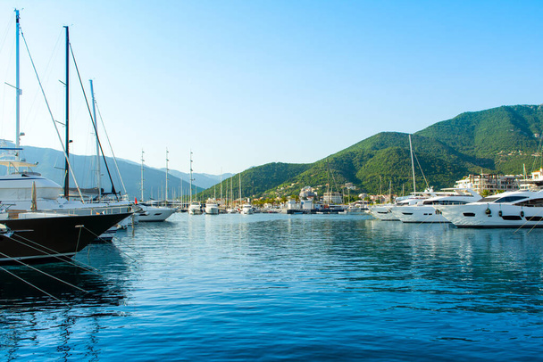 Тиват, Черногория - 18 июня 2022 года: ландшафт яхтенной пристани в Порту Черногория с прибрежными резиденциями и красивой набережной - Фото, изображение