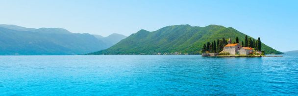 Красивый панорамный пейзаж побережья Которского залива - Бокинский залив, Черногория - Фото, изображение