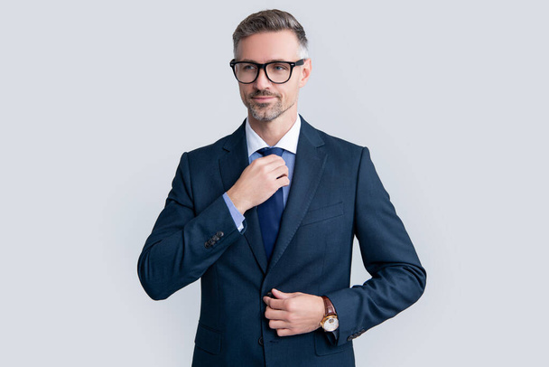 smiling mature businessman in businesslike suit and glasses. - Foto, afbeelding