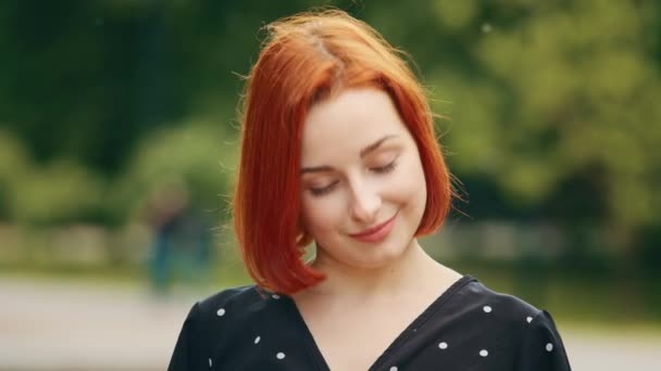Nahaufnahme im Freien Porträt des menschlichen weiblichen Gesichts kaukasische junge Mädchen rothaarige Frau Dame lächelt außerhalb nickenden Kopf ja Antworten Zustimmung Zeichen zustimmen Zustimmung Unterstützung posiert flirten - Filmmaterial, Video