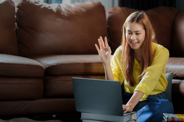 Joven asiática chica estudiante viendo en línea clase por ordenador portátil. Concepto de educación e-learning - Foto, imagen